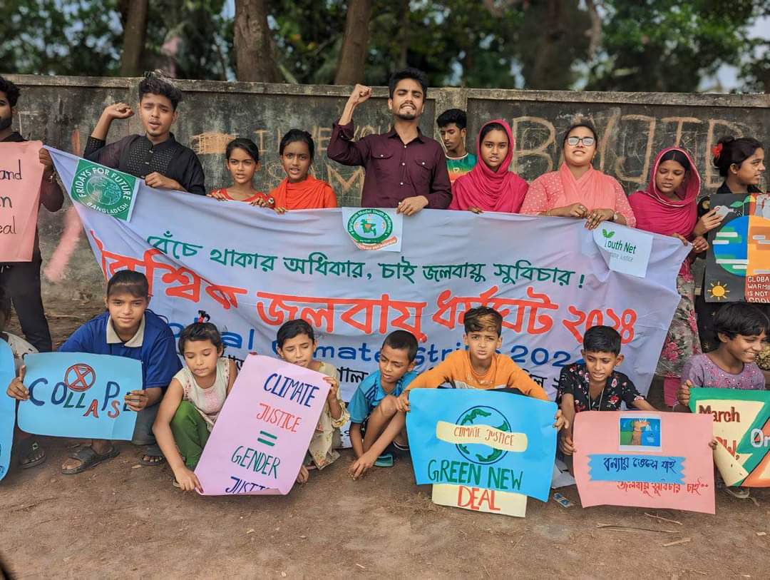 Young climate activists in Barishal demand a shift to renewable energy and away from fossil fuels. At Kirtonkhola riverbank, we voiced urgency for sustainable energy strategies & climate justice. Let's hold governments accountable for a #JustTransition! #ClimateJusticeNow