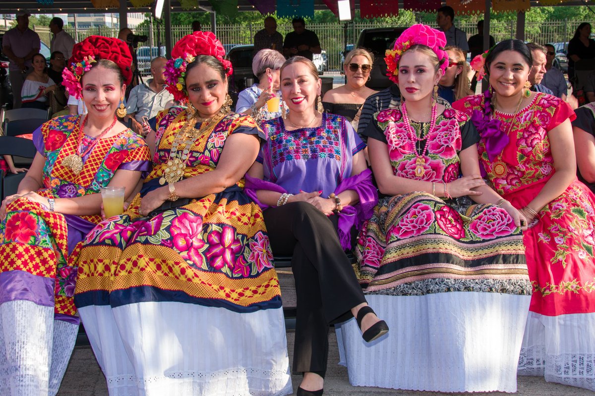 Que alegría poder concluir otra de nuestras reuniones comunitarias y poder disfrutar de una noche llena de cultura Oaxaqueña. Agradezco a @miroslavaferra por compartir su increíble voz en la Casa de México y a la comunidad por su interés en seguir trabajando y celebrando juntos