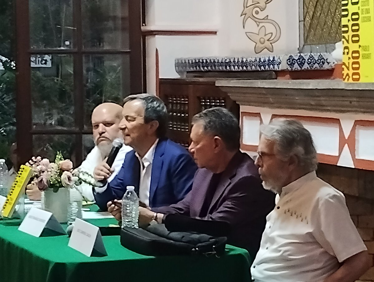 En la presentación del libro de Pablo Hiriart, 'AMLO, el costo de una locura', con queridos amigos y maestros: José Carreño Carlón, Jorge Fernández Menéndez y Julián Andrade, quienes comentaron esta obra, una radiografía puntual del desastre que deja el gobierno de Morena.