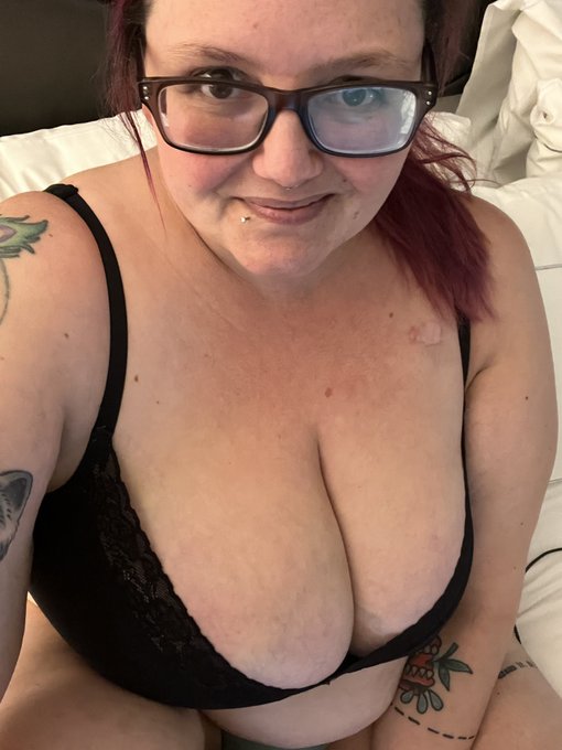 All comfy in my room&hellip; thinking about tasty dinner and all the yummy content I&rsquo;m going to film this weekend<a href="/tag/realloyalfans"class="tags"><span>#realloyalfans</span></a>