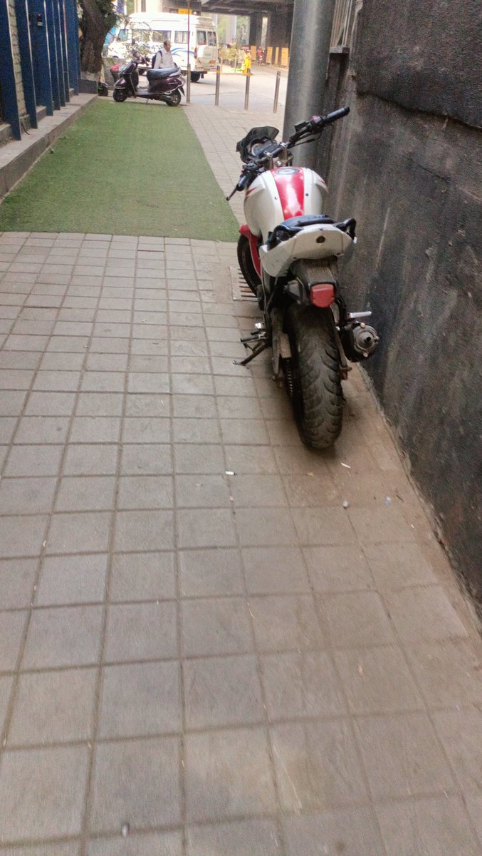 This bike is illegally parked on the footpath at Link Road in Kandivili West near Kandivali Metro Station. This is right outside Om Pragati Society and Seymour Shop. Plus it does not have a number plate which is also illegal. @MTPHereToHelp @CPMumbaiPolice @Rtr_IPS