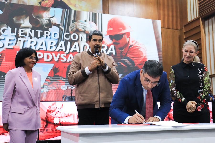 El Acta de Ratificación de la Independencia y Soberanía de PDVSA firmada hoy con el Pdte. <a href="/NicolasMaduro/">Nicolás Maduro</a> se convierte en nuestra ruta central de trabajo para acelerar el desarrollo de todas las capacidades de la industria petrolera. Cumpliremos con eficiencia y transparencia.
