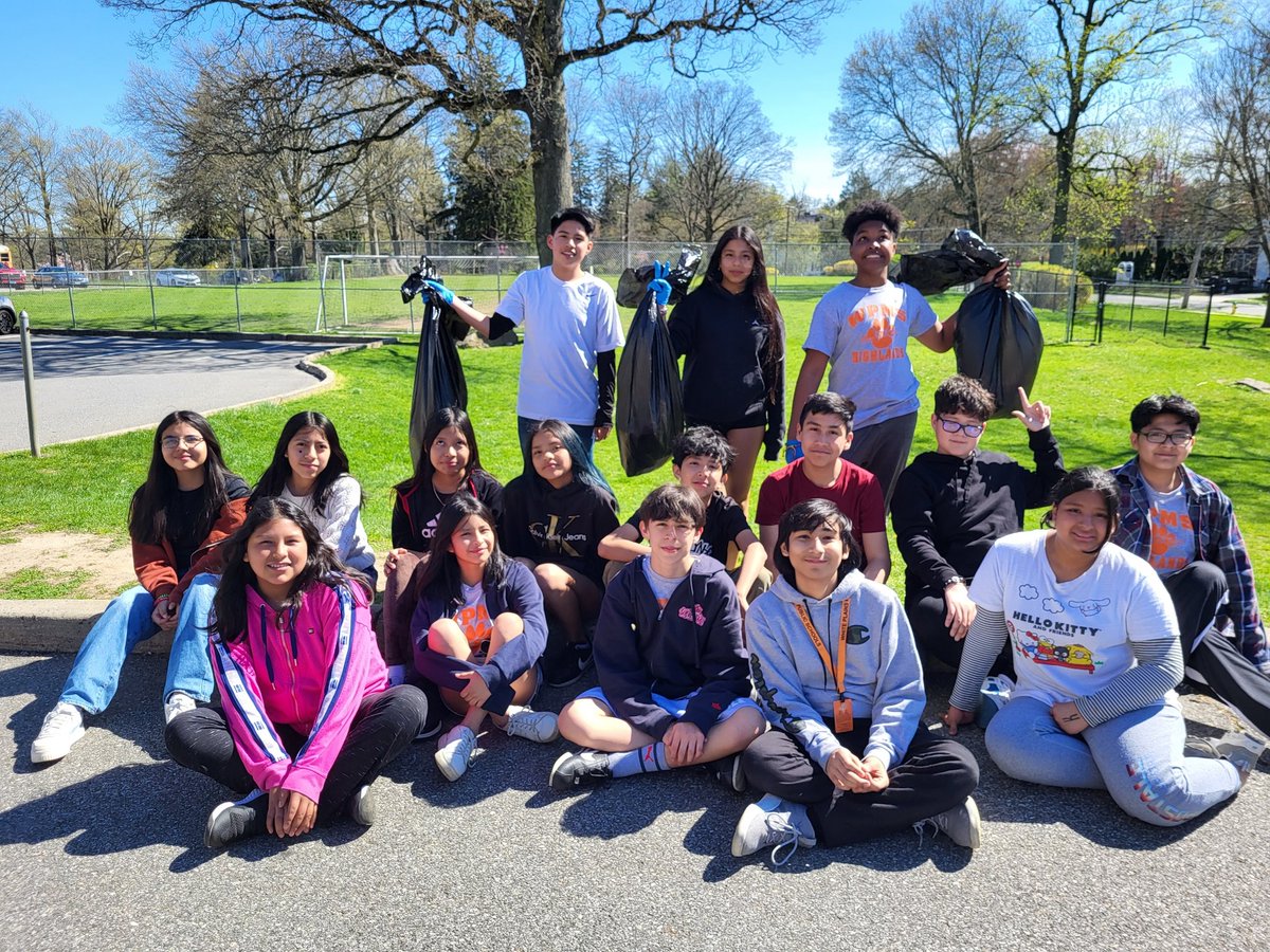 Newcomer students in the after-school program at @HighlandsMS_WP talked about being leaders in the school and in the community. They came up with a list of things that leaders do, and giving back to the community was one of them. So they decided to clean Highlands as a way to