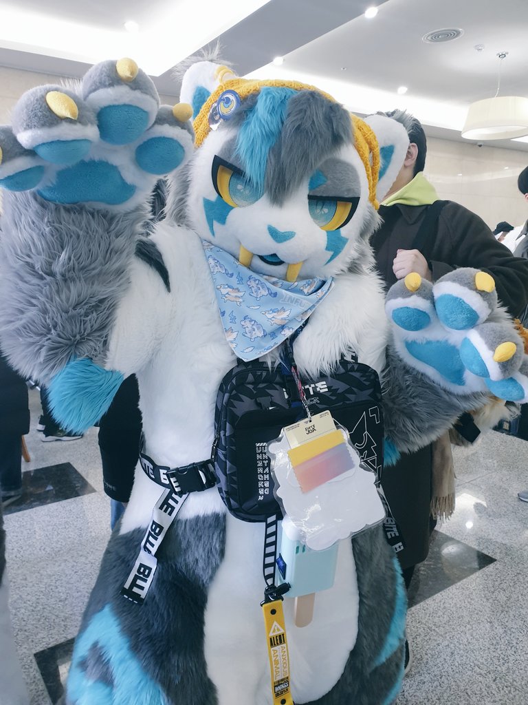 Number1_SABER's tweet photo. 첫 퍼프라 올려봐요💙💛
📷 by @nsy6228
#FursuitFriday https://t.co/6sD3HO22xL
