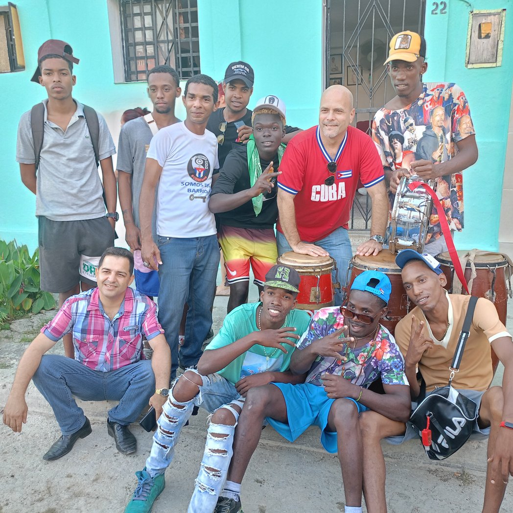 Esta representación de Los Marqueses de Atarés tuvo a su cargo hoy la conga cederista que se armó en el barrio Zaldo, del Cerro. iEl Cerro tiene la llave! #Cuba #CDRCuba #SomosDelBarrio