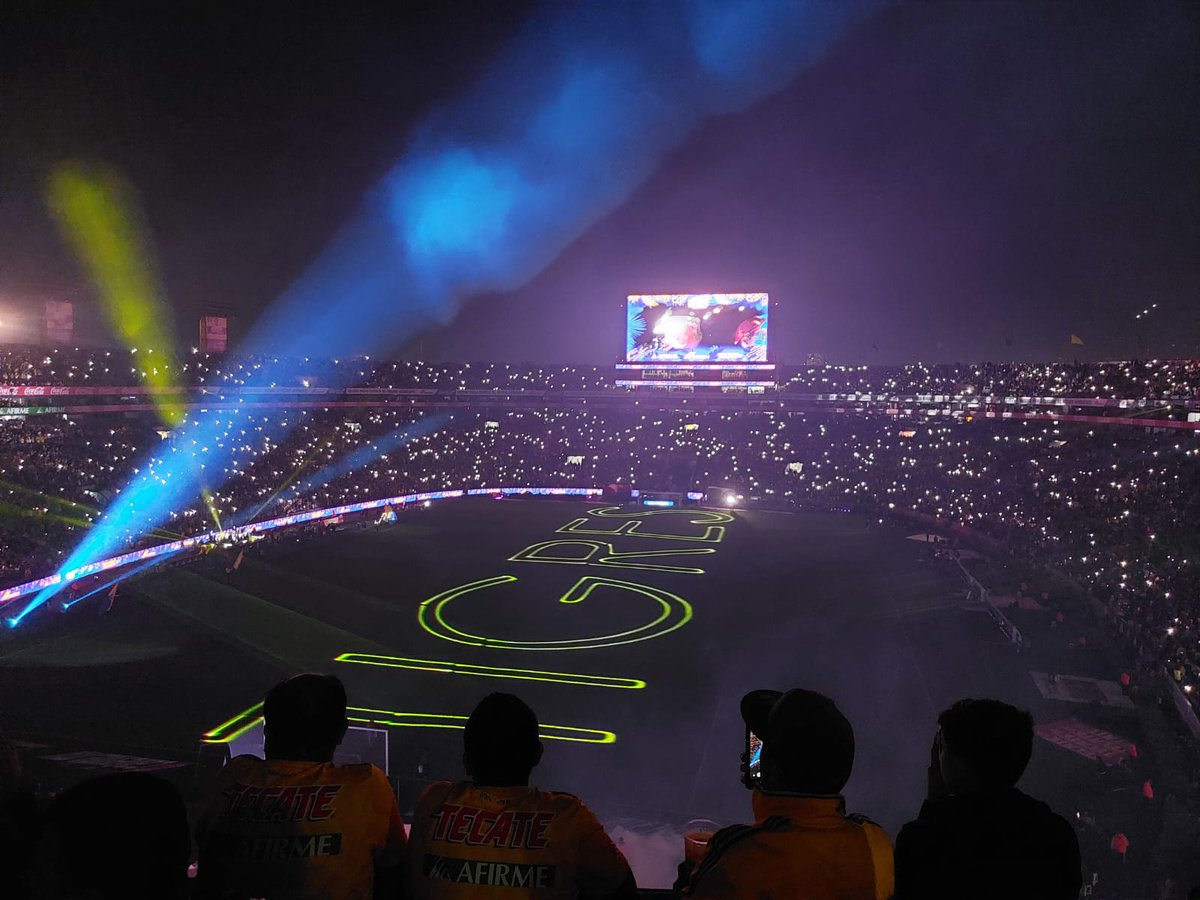 carolorely's tweet photo. Que ganas de un medio tiempo con show de luces así el sábado @TigresOficial 🙂 https://t.co/PvcQo9oQnx