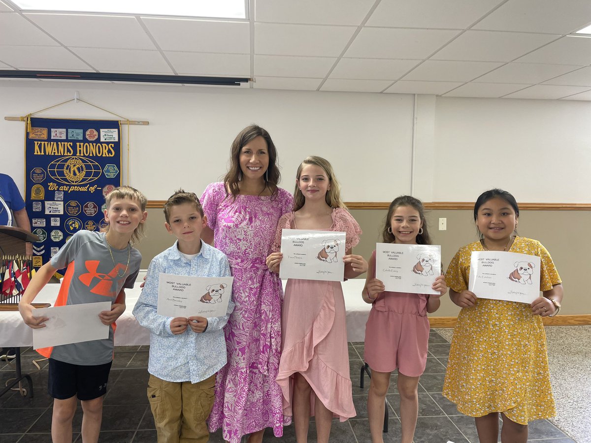 MrsLaceyMoore4's tweet photo. Thankful that our Kiwanis Club allows us to recognize students @Jefferson_Carmi quarterly at their meetings! It is such a great experience for our kids! 🐾 https://t.co/YMU4L00kxP