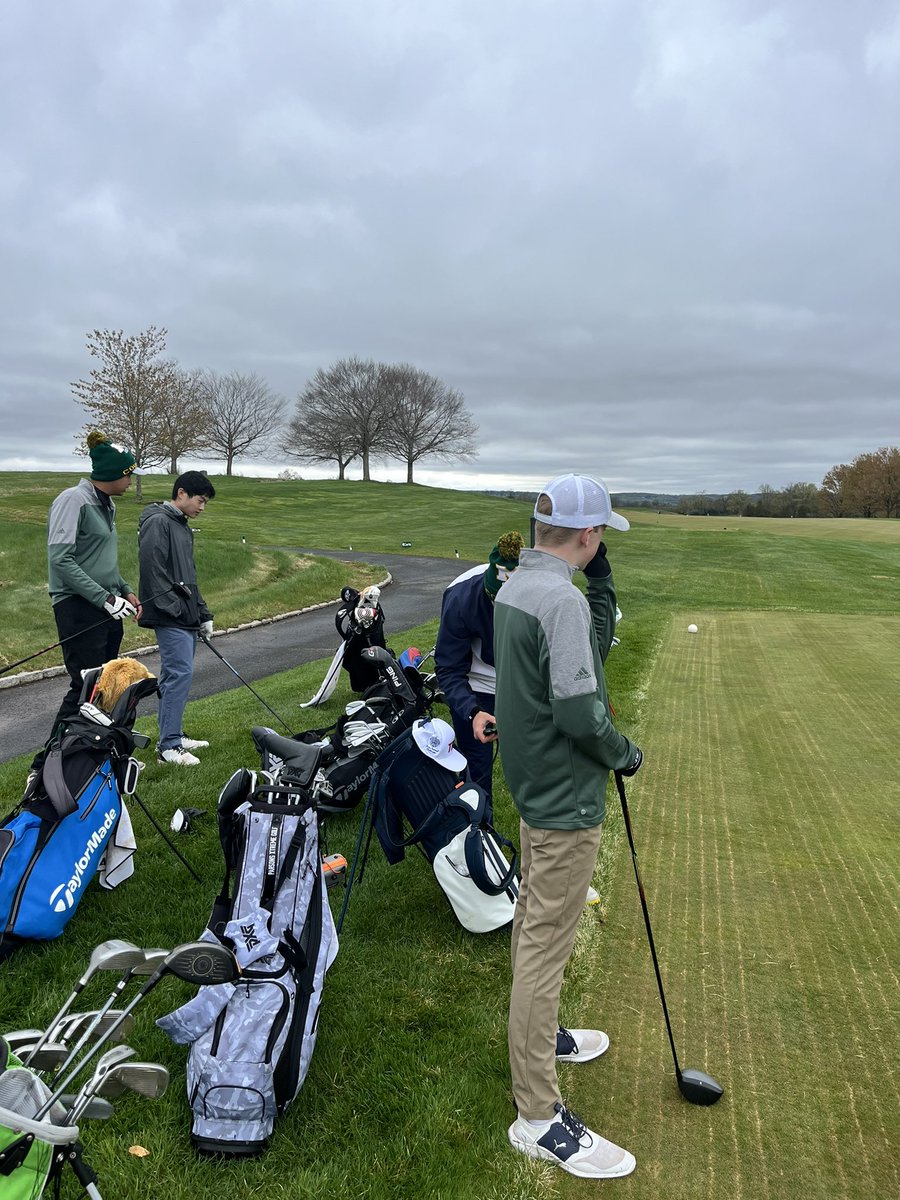 A 3 stroke victory over GSB makes it 5 in a row @ Trump Bedminster. Led by Tyler Sugarman’s 39 and Aidan Sim’s 41 We are now 5-3. Proud of this young team! #njgolf @loumonaco @MontgomeryBB3 @PrincipalPino