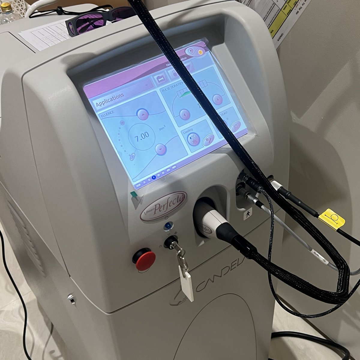 noeysavitta's tweet image. ใครมีรอยสิวแล้วงบไม่ถึง pico ไม่อยากพักหน้า อยากให้มาลอง vbeam เลเซอร์ลูกรักเนยเลย ราคาเบายิงทีสองทีรอยแดงสิวก็จางละ ที่ the loft สาขาใหม่ vanit village มีเครื่องแท้ใหม่กริ๊ง บีทีเอสอารีย์เลยคับ🩶