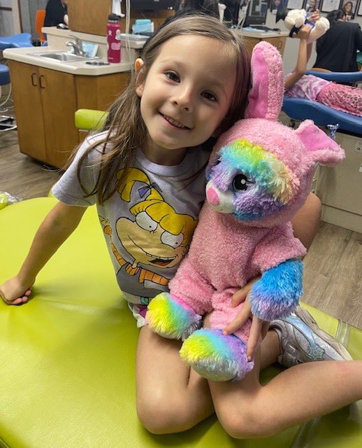 Westlynn brought her animal friend Rainbow to her visit.  Rainbow has two special talents - going from having ears to no ears and saying 'I Love you Westlynn!'
#stuffedanimals #furryfriends #AlligatorDental #seguintx #WeMakeKidsSmile