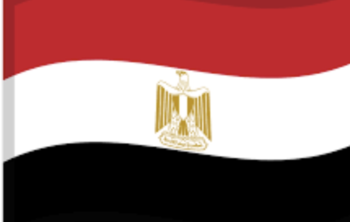 meshaal137's tweet photo. مصري يبكي ويتألم في السعودية لأن طائرة الرحيل قاربت على الإقلاع فقط ساعة واحدة تفصله عن السفر إلى جمهورية مصر العربية ، وإذا بسعودي واقفاً أمامه بسيارته فقال: ما يبكيك قال بمرارة والله أحب مصر وهي بلادي أفديها بروحي ولكن أولادي مرتاحين في السعودية، وكلنا في راحة تعليم وكُتب وباص ينقلهم من المنزل إلى المدرسة ويعيدهم إلى المنزل بالمجان وشقة راقية كل وسائل الراحة فيها وأمن وأمان وكل جمعة نصلي في بيت الله الحرام فكيف فجأة تزول هذه النعمة بعد إنتهاء عقدي وعملت في السعودية لسنوات أسعدتني كثيراً فقال له الرجل السعودي أقسم بالله ما كنت أرغب في الخروج من المنزل ولكن لا أعرف كيف خرجت وربما إن الله أخرجني لمساعدتك بدليل إنني لا أعرفك فقط شاهدتك وأنت تمسح دموعك فتوقفت فسألتك فتفضل أذهب معي إلى المنزل أنت وأسرتك ثم أذهبوا إلى شقتكم لعله لم يؤجرها ..فقال المصري ولكن لم يبق وقت عن السفر فقال: ومن قال لك إنك بتسافر من يُحبنا ويحب بلادنا وقيادتنا فهو في الأعماق سأطلب من الشركة التي تعمل معها إلغاء الخروج النهائي وأوقع معك عقد لتعمل معي فكان الموقف صعب جداً فالكل يدعي للسعودي بعد أن فرج همهم وتم توقيع العقد وهذه والله قصة حقيقة قالها رجل في محل الثقة ولم تكن من صنع الخيال فكن مع الله ولاتبالي فهو الرزاق الكريم