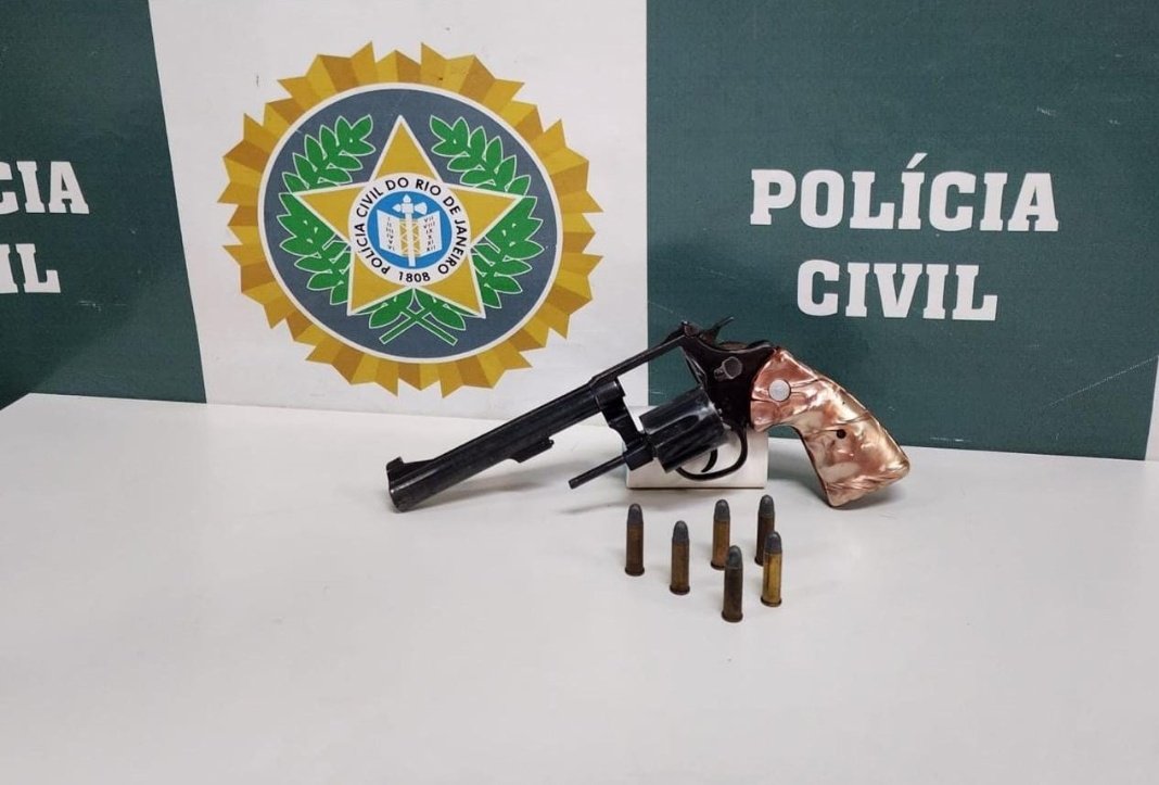 NotciasRio1's tweet photo. #21DP prendeu dois homens que tentavam roubar um caminhão de uma empresa de eletrodomésticos. Eles foram autuados pelos crimes de associação criminosa, porte ilegal de arma de fogo e adulteração de sinal identificador de veículo. https://t.co/FMXcLdYg2G