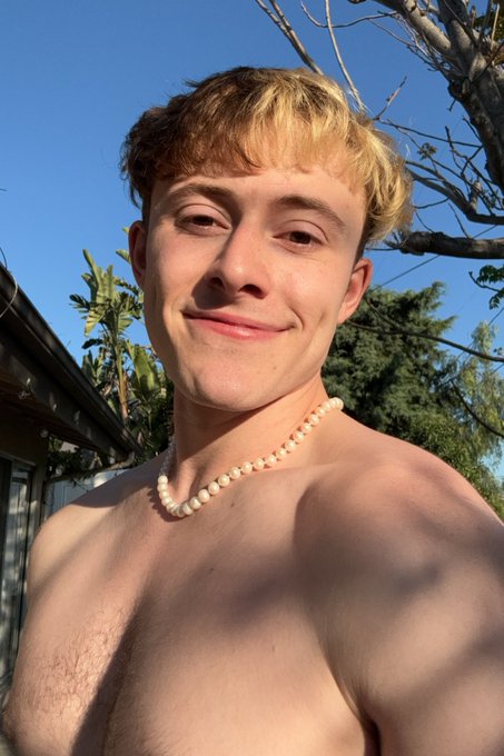 Pearls make me feel pretty https://t.co/XTJWcOg26e