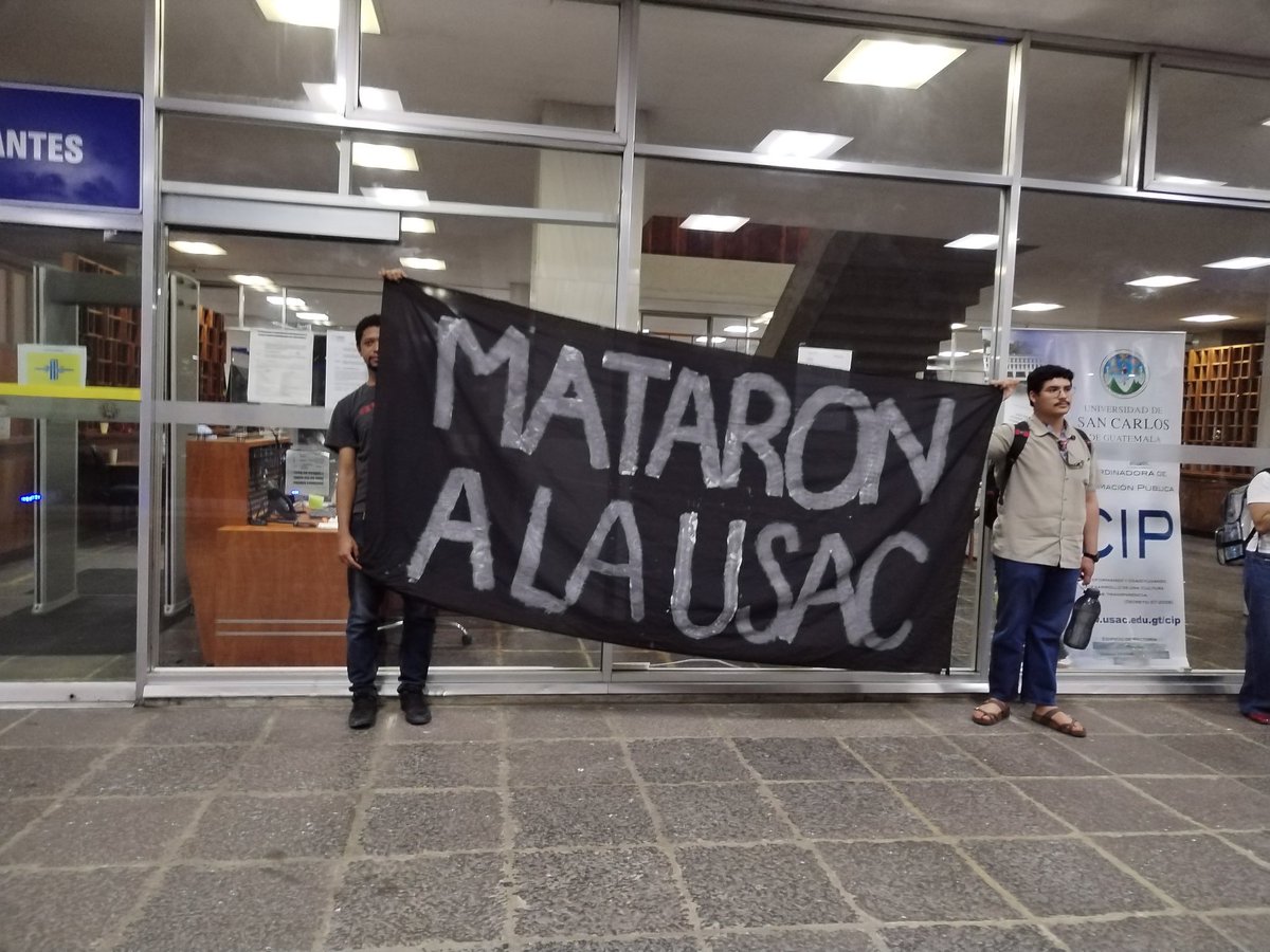 #Usac Por segundo día, el sector estudiantil sancarlista se moviliza contra la violencia y el fraude electoral de #WalterMazariegos y del #CSU.