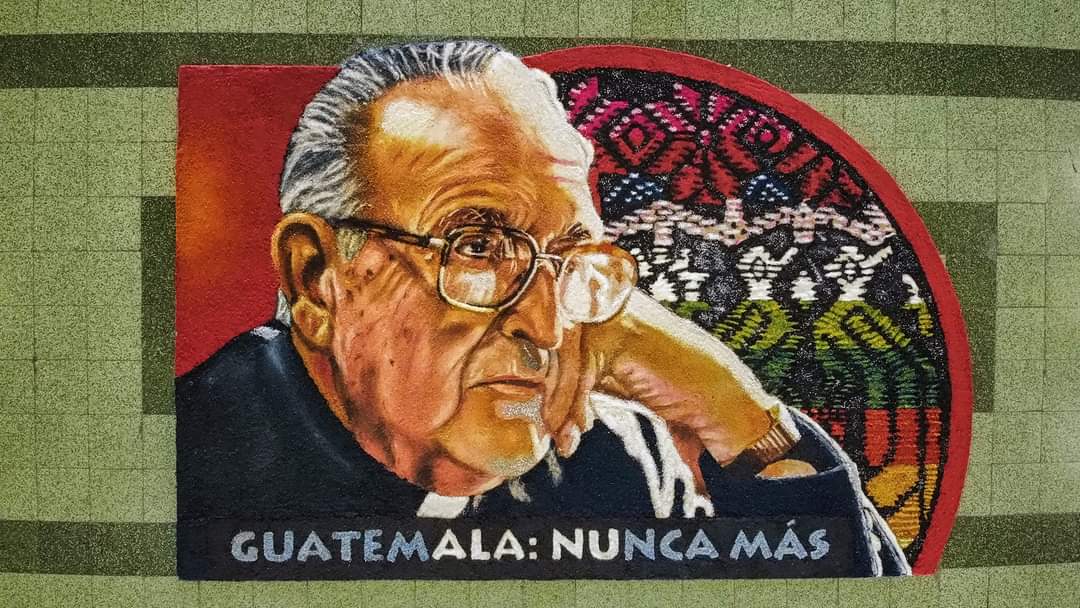 La importancia del Estado en el manejo de símbolos para la conservación de la memoria. Alfombra de aserrín en el interior de Palacio Nacional, en homenaje a monseñor Juan Gerardi, a 26 años de su asesinato. Obra del colectivo Chucho Callejero. #GuatemalaNuncaMás