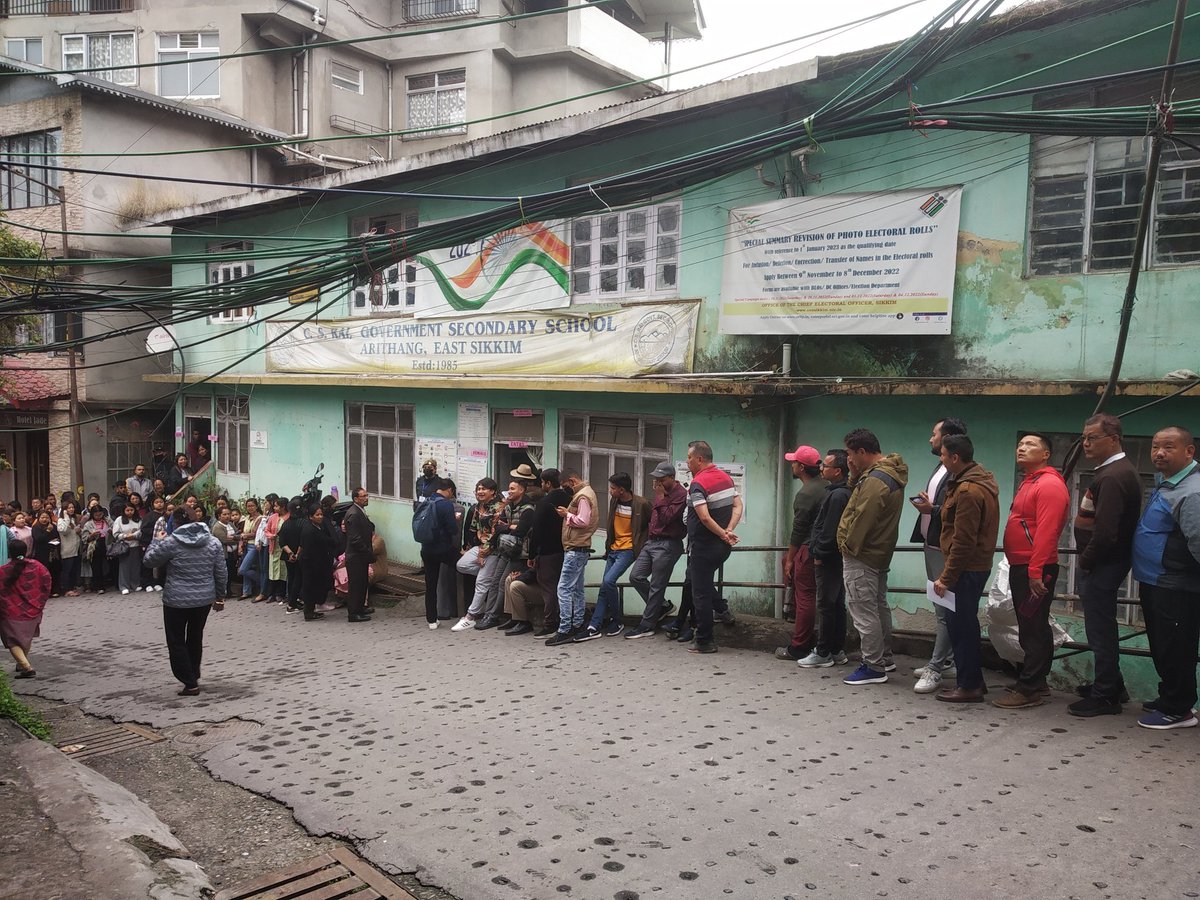 #Sikkim, the tiny hill State goes for Lone Lok Sabha and 32 Assembly seats poll today. Enthusiastic voters queueing up before poll begins at Arithang School in East Sikkim #GeneralElections2024. #ChunavKaParv #DeshKaGarv #Elections2024 #WhateverItTakes #LokSabhaElection2024