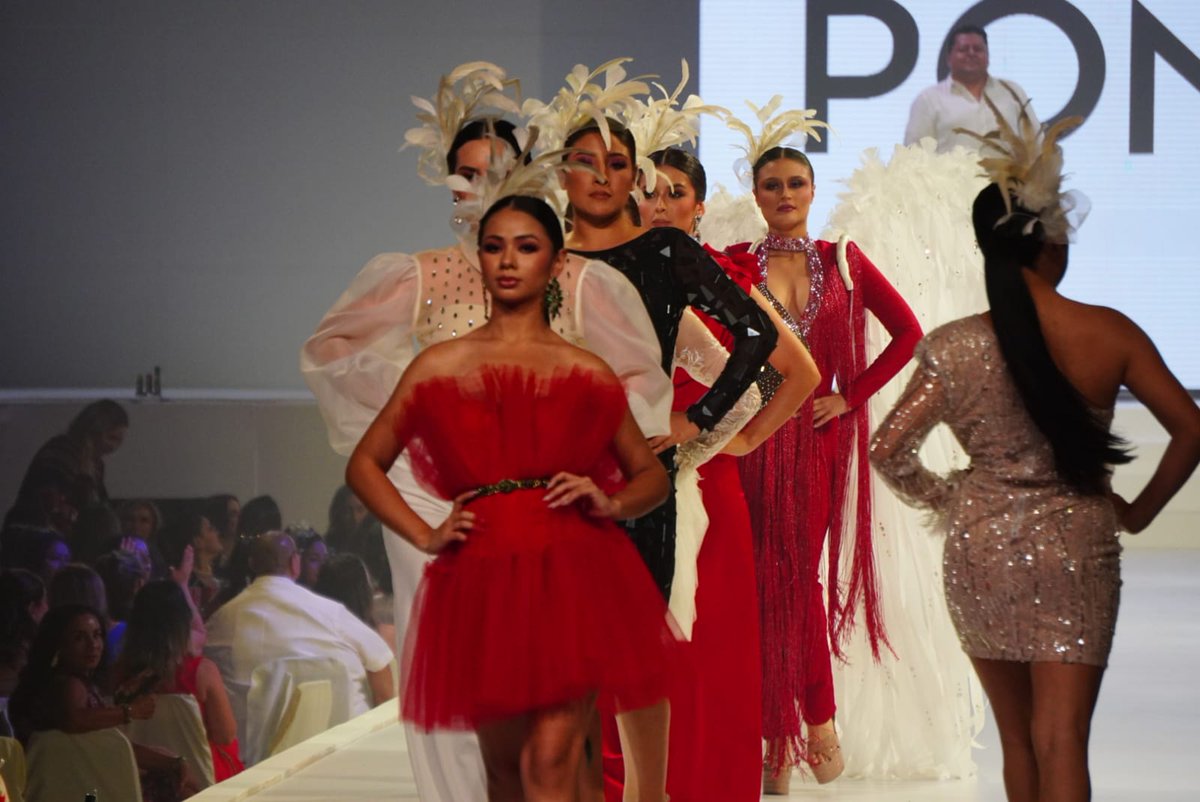 TVTenlinea's tweet photo. #DesfileDeModas👗✨ Al momento, en la pasarela se aprecian los atuendos de la boutique PONS, modelados por las representantes municipales. https://t.co/cGd2ZPJsTa