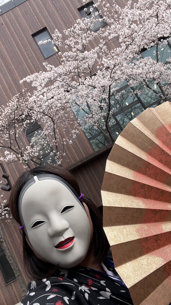 今日も新歓やります！
参加希望の方はDMにて受け付けております🪭

上級生も大歓迎です✨
都合の良い空きコマなどあれば、
お着物体験と、お菓子を食べに🍪
ぜひ能楽部の体験入部へ来てください👘

#春から関大 #関西大学 #関大 #関大サークル #関大部活