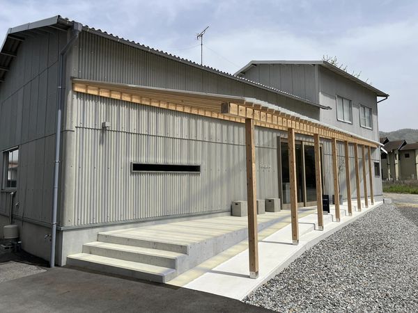 d_design_travel's tweet photo. 筆の里工房で“筆”に感化され、同じ町内にあるSHAQUDAのアトリエショップへ。昨年のd47 MUSEUMの #WellnessFolklore 展で広島代表としてご参加いただいた経緯もありましたが、こんな田舎(すみません)にこのようなデザインショップがあるとは思ってもいなかったので驚きました。(1/3)
#d広島号制作中 https://t.co/2s5cwYCM6f