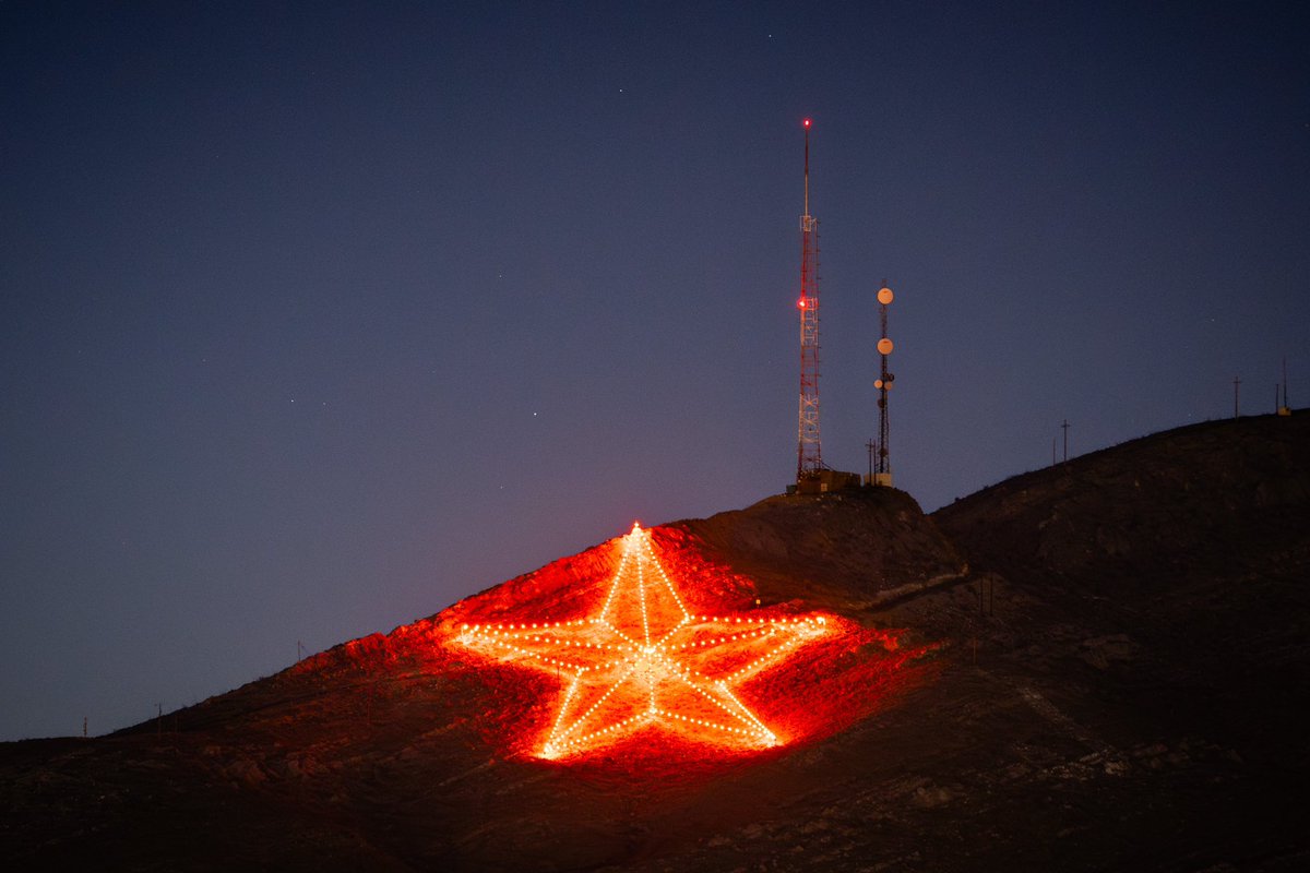 txdotelp's tweet image. ICYMI: The Star on the Mountain was lit orange in recognition of #NationalWorkZoneAwarenessWeek. @TxDOT partnered with @NMDOT, @ElPasoElectric, and regional law enforcement to remind everyone to be safe in work zones. 🧡⭐️