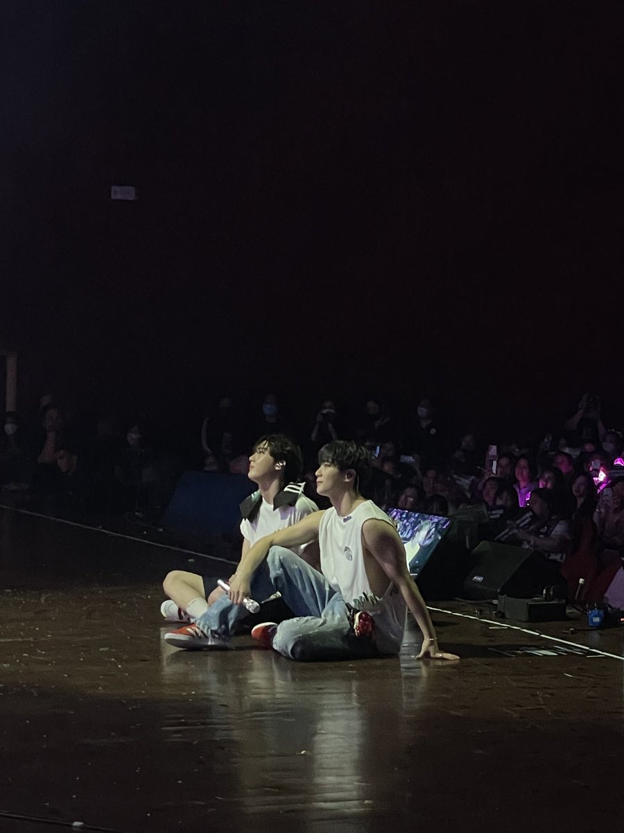jaxminekubpum's tweet photo. ผ่านมา1ปีแล้วนะ เฮ้อออเวลามันผ่านไปไวเหมือนกันเนอะพี่ทิ้งให้เราอกหัก บิน มันไม่ใช่ความผิดของพี่ แต่เศร้าที่ไม่มีอะไรสามารถแก้ไขหัวใจนี้ได้อีกต่อไป เราจะคิดถึงพี่และรักพี่เสมอ🌕🌟 #MOONBIN
#ASTRO #아로하 #문빈 https://t.co/dxWZ1xubob