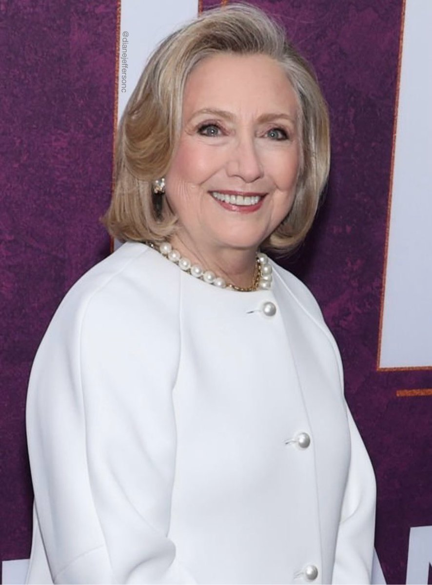 Hillary Clinton looking regal in suffragette white at the opening night of “Suffs” on Broadway 🤍