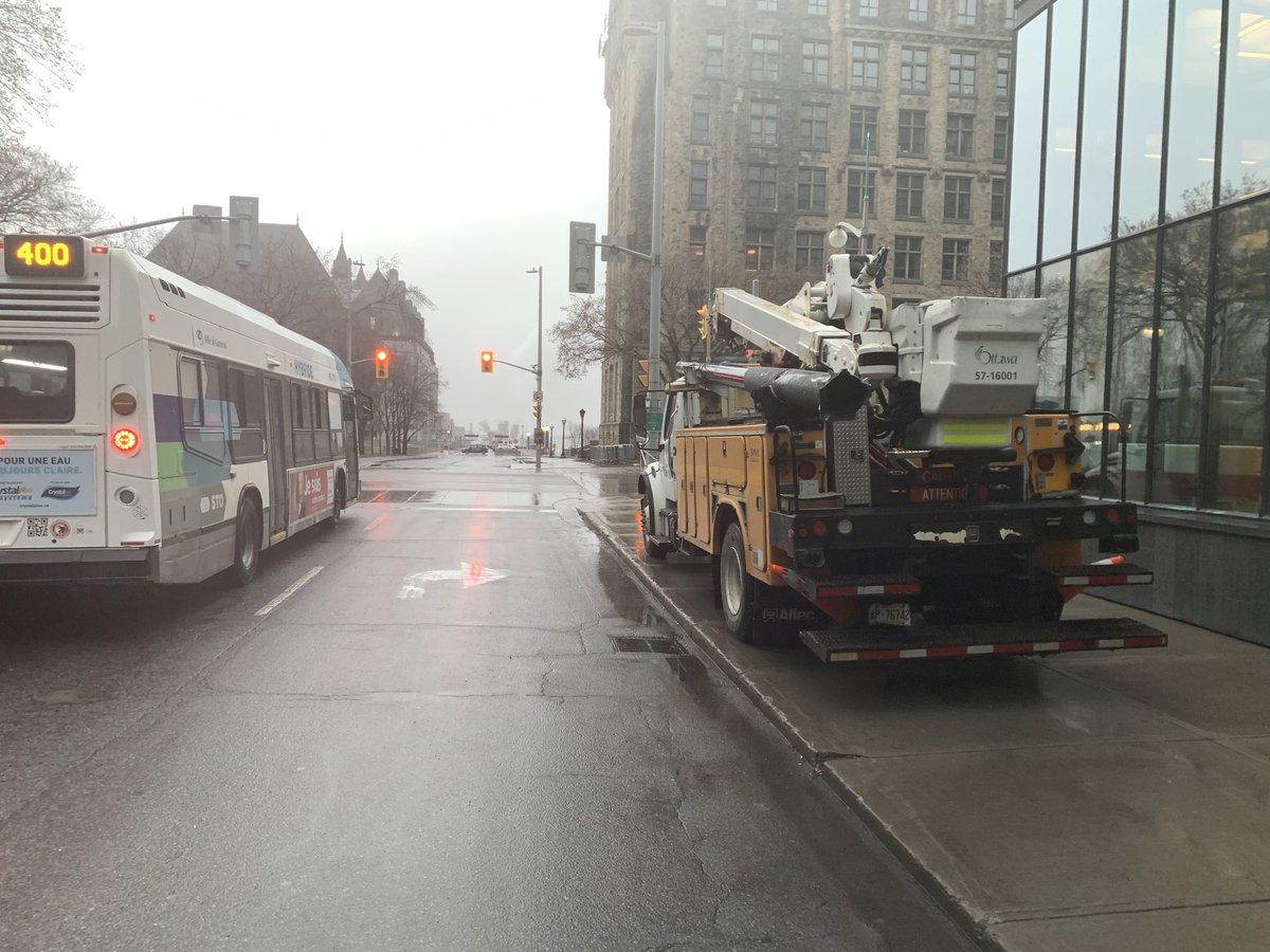 Although there’s an entire car lane free, this @ottawacity worker drives up on the sidewalk to sit and idle his truck for who knows how long.

What we won’t take from #OttWalk and #OttRoll against the *slight* chance that #Autowa might be inconvenienced…