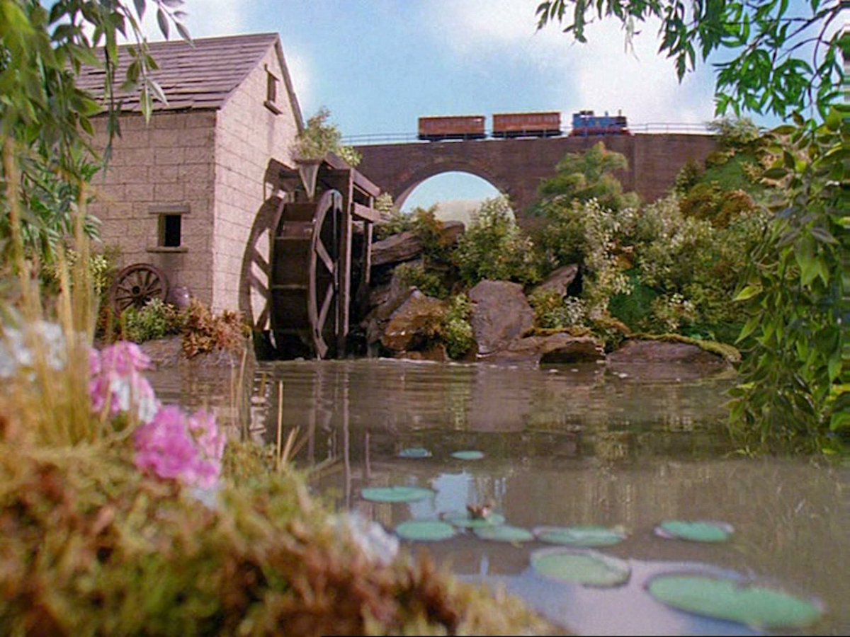 Today I learned you can sometimes see the tiny toad prop from Trust Thomas on one of the lily pads by the S3 Watermill