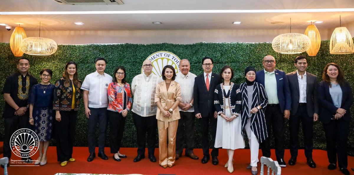 𝗜𝗡 𝗣𝗛𝗢𝗧𝗢𝗦: Tourism Secretary Christina Garcia Frasco led the induction of newly-elected officers of the Tourism Congress of the Philippines (TCP) on Wednesday (Apr. 17) at the Department of Tourism (DOT) Office in Makati. FULL POST: bit.ly/3W5JnGT