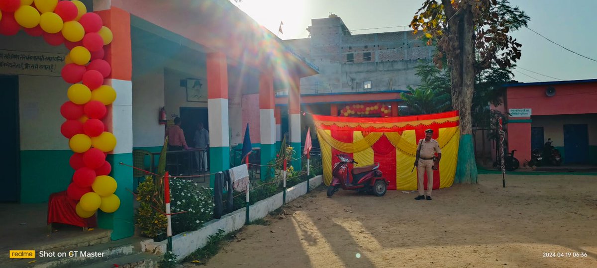 CEOBihar's tweet photo. जमुई: महिला कर्मियों द्वारा संचालित मतदान केन्द्र एसी 240 सिकंदरा। मतदान के लिए पोलिंग बूथ है तैयार। चलो हम सब मिलकर वोट करें।

।। लोकसभा आम निर्वाचन, 2024।।  

पहले चरण की मतदान तिथि- 19 अप्रैल 2024
पह���े चरण के लोकसभा निर्वाचन क्षेत्र- 37-औरंगाबाद, 38-गया, 39-नवादा, 40-जमुई https://t.co/wNRhA4FNhX