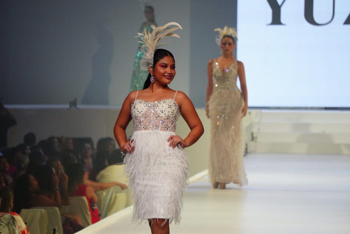TVTenlinea's tweet photo. #DesfileDeModas👗✨ Al momento, las representantes modelan los atuendos de YUZZO Boutique. https://t.co/DTG0bKf0eT