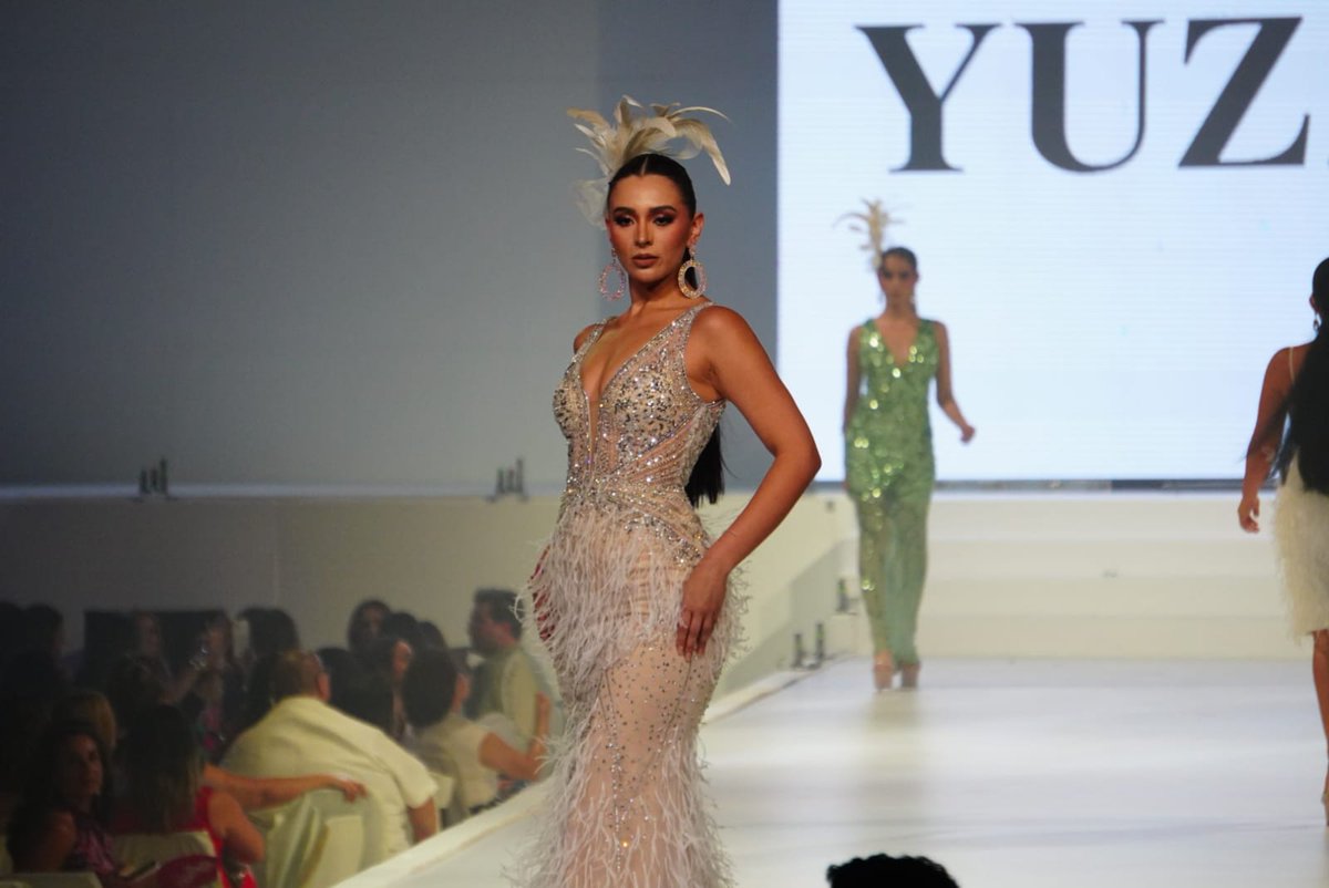 TVTenlinea's tweet photo. #DesfileDeModas👗✨ Al momento, las representantes modelan los atuendos de YUZZO Boutique. https://t.co/DTG0bKf0eT