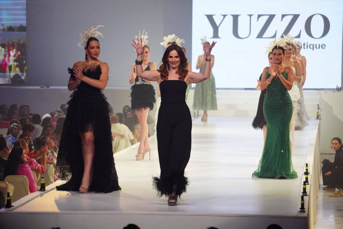 TVTenlinea's tweet photo. #DesfileDeModas👗✨ Al momento, las representantes modelan los atuendos de YUZZO Boutique. https://t.co/DTG0bKf0eT