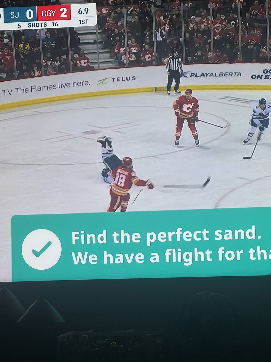 holden2569's tweet photo. Average sharks game. Is he….. sucking it? https://t.co/GJn9XAEsJD