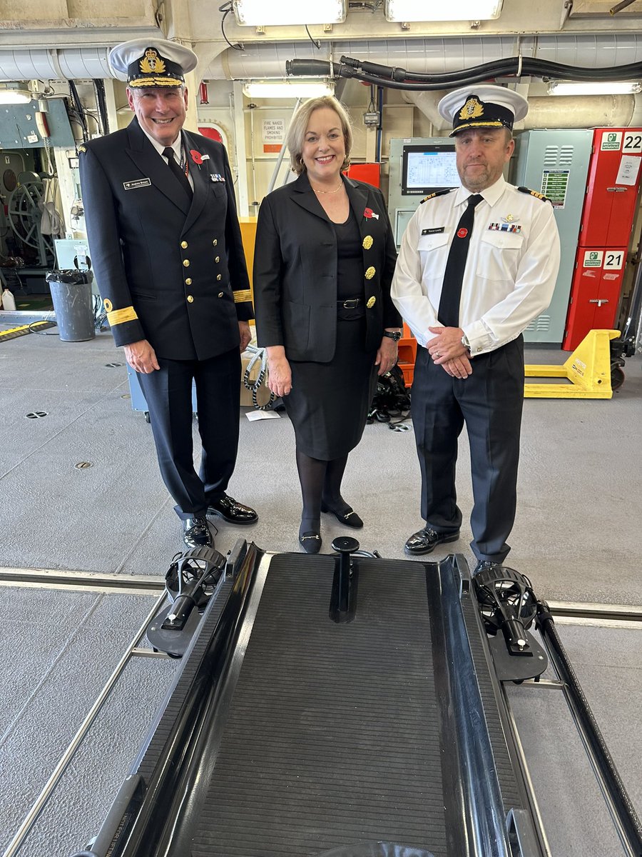 Many thanks to @NZDefenceForce RNZ Navy for hosting me today at Devonport for the #schooltosea programme and taking me on board Te Kaha for some look at some serious tech. Great work!