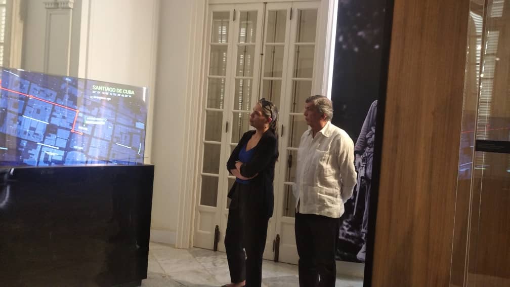 centrofidel's tweet photo. Visitan el #CentroFidelCastroRuz el presidente y la secretaria general del Partido Comunista de Chile, Lautaro Carmona y Bárbara Figueroa. https://t.co/BLNcPLrR2x