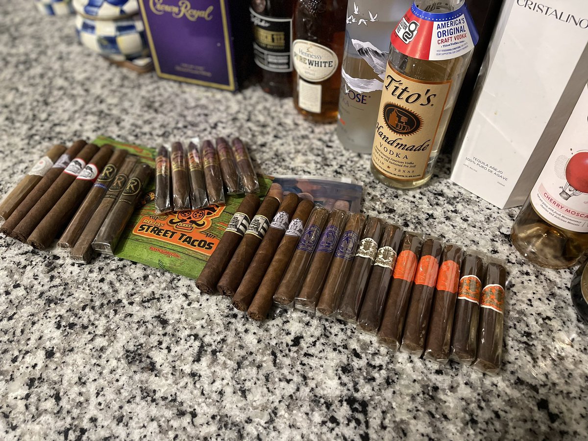 CigarbossR's tweet photo. A lil light pick up tonight @CasaPetrides #rojascigars #stolencrown #dapercigars @CigarTighe https://t.co/RrSjlc756U