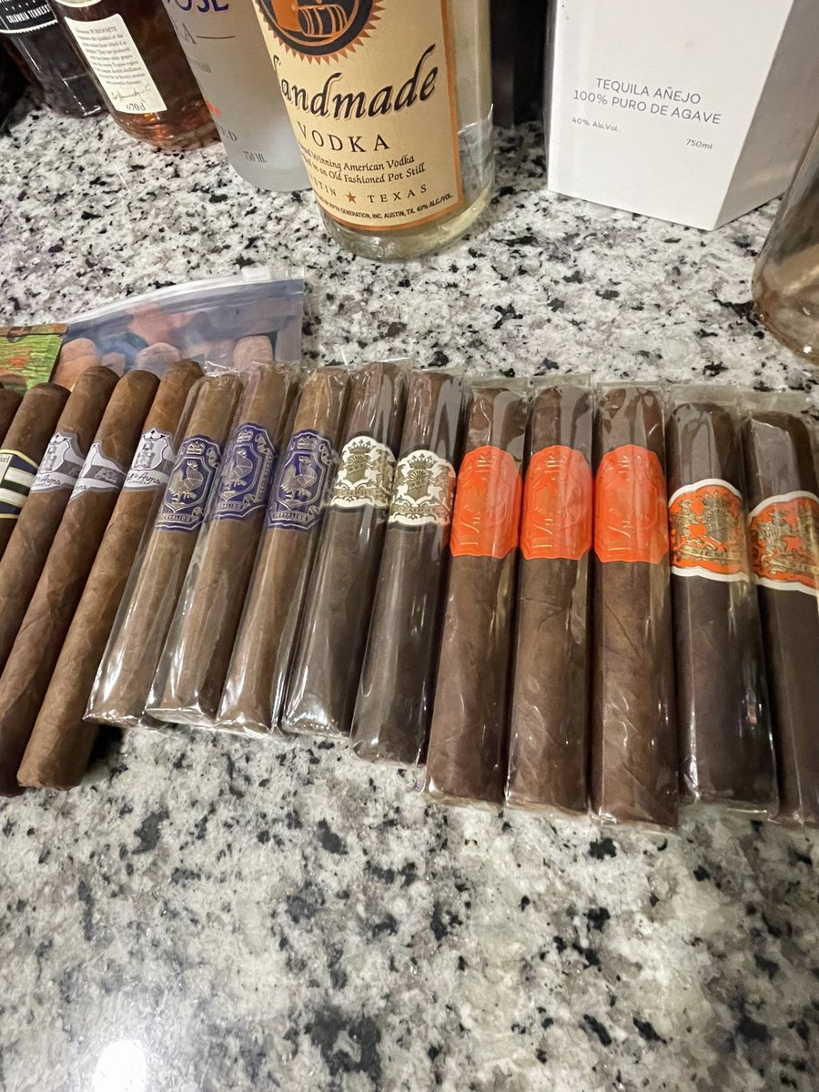 CigarbossR's tweet photo. A lil light pick up tonight @CasaPetrides #rojascigars #stolencrown #dapercigars @CigarTighe https://t.co/RrSjlc756U