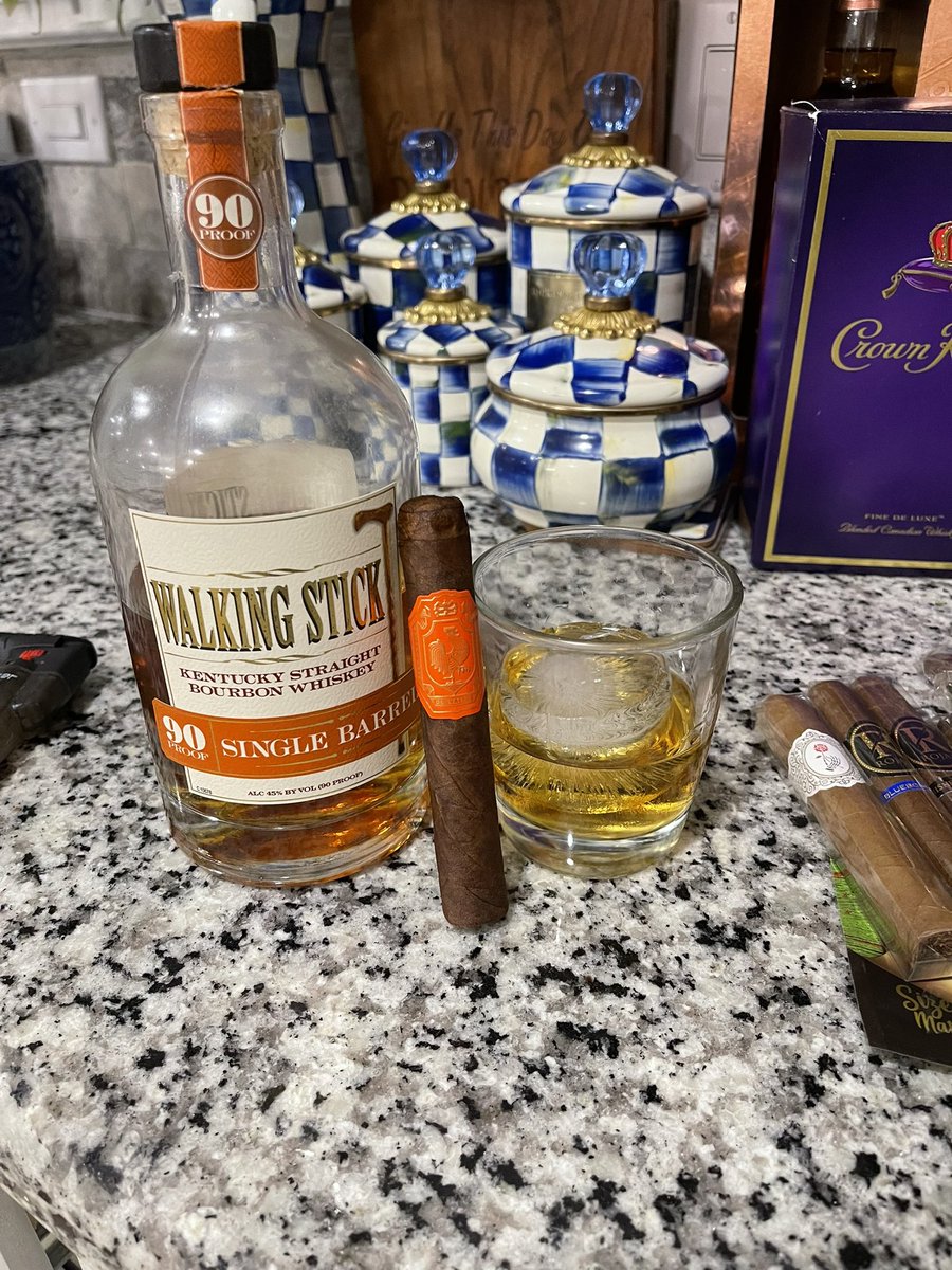 CigarbossR's tweet photo. A lil light pick up tonight @CasaPetrides #rojascigars #stolencrown #dapercigars @CigarTighe https://t.co/RrSjlc756U