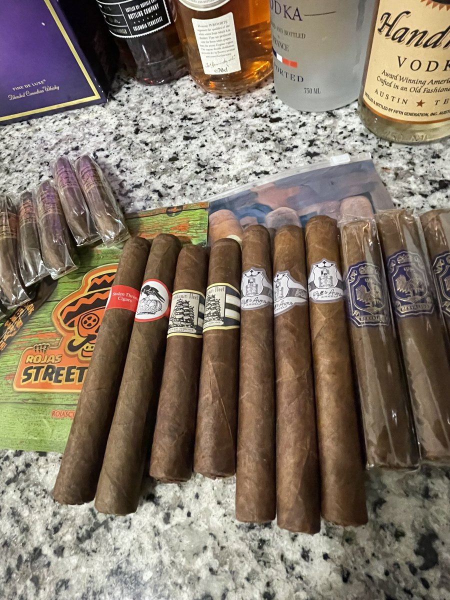 CigarbossR's tweet photo. A lil light pick up tonight @CasaPetrides #rojascigars #stolencrown #dapercigars @CigarTighe https://t.co/RrSjlc756U