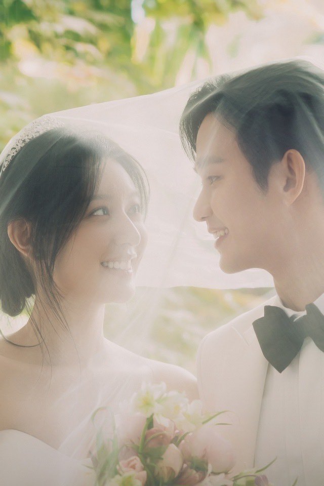 Wedding photoshoot ini diambil pas pertemuan kedua mereka Baru ketemu kedua kalinya langsung fotosyut prewed, mami bilang pas ini mereka masih canggung. #QueenOfTears #KimSooHyun #KimJiWon