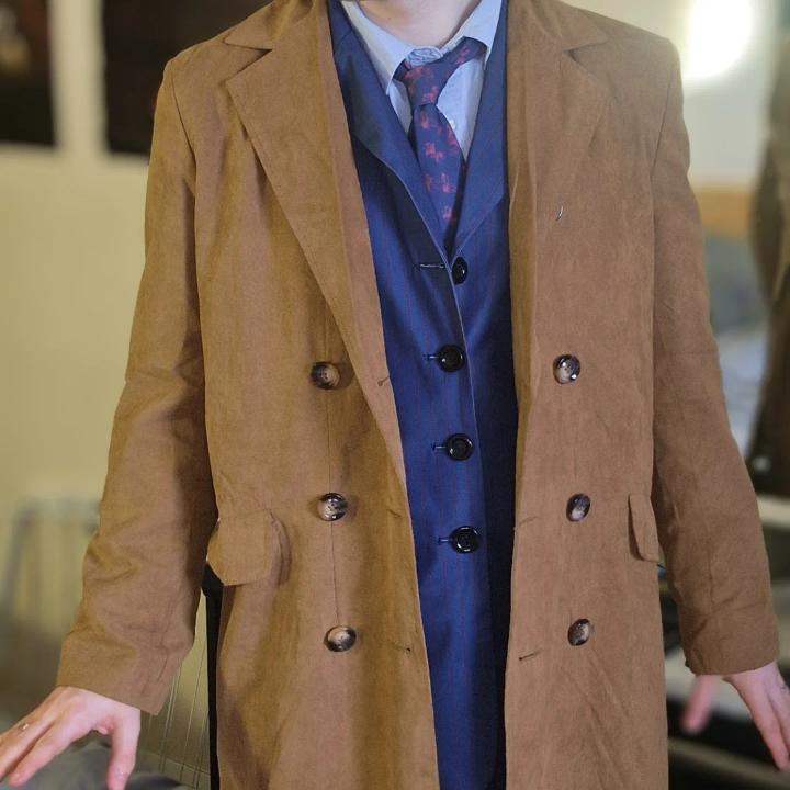 cosdaddycostume's tweet photo. 10th Doctor Blue Suit Updated Version Sharing
.
Cosplayer: @tennant0ftime(Instagram)
.
Costume from @cosdaddycostume
.
#DavidTennant #DoctorWho #cosdaddy https://t.co/3mwLTS2VER