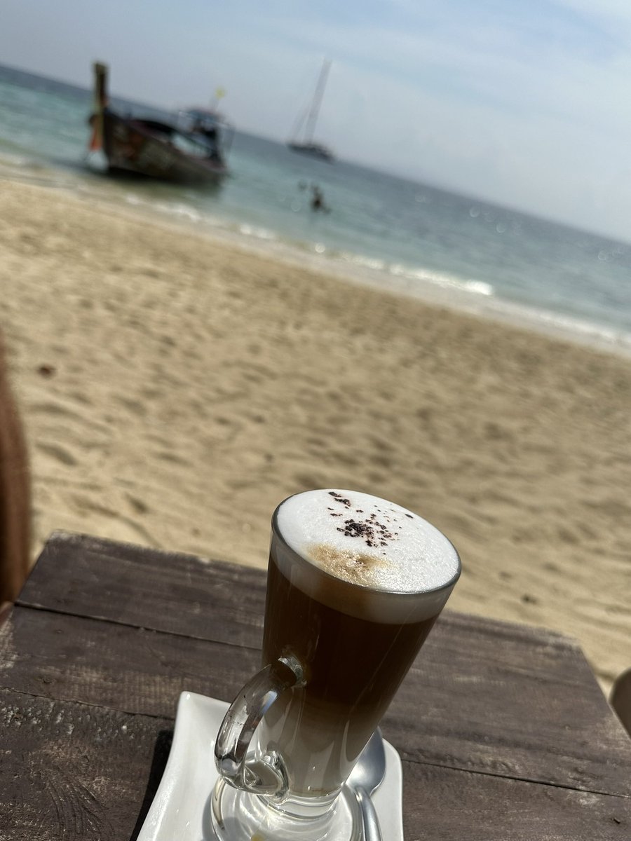 Leute, entspannt euch, ärgert euch nicht! Wenn ihr glaubt es geht euch schlecht - einem geht’s noch schlechter!☝️ Ich muss da um 9:00 in der ärgsten Morgenhitze meinen Latte trinken! Davon redet wieder niemand. Typisch. 💁‍♂️ #KohPhiPhi