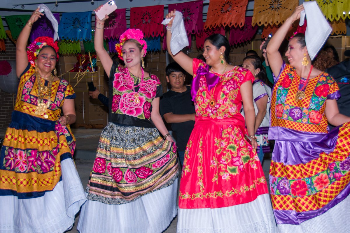 Agradecemos a toda la comunidad que asistió a la reunión comunitaria y la celebración de una Noche de #Oaxaca en #Houston. Un evento que trasciende fronteras y nos une para mantener viva nuestra cultura y tradiciones en la Casa de México... 🧵