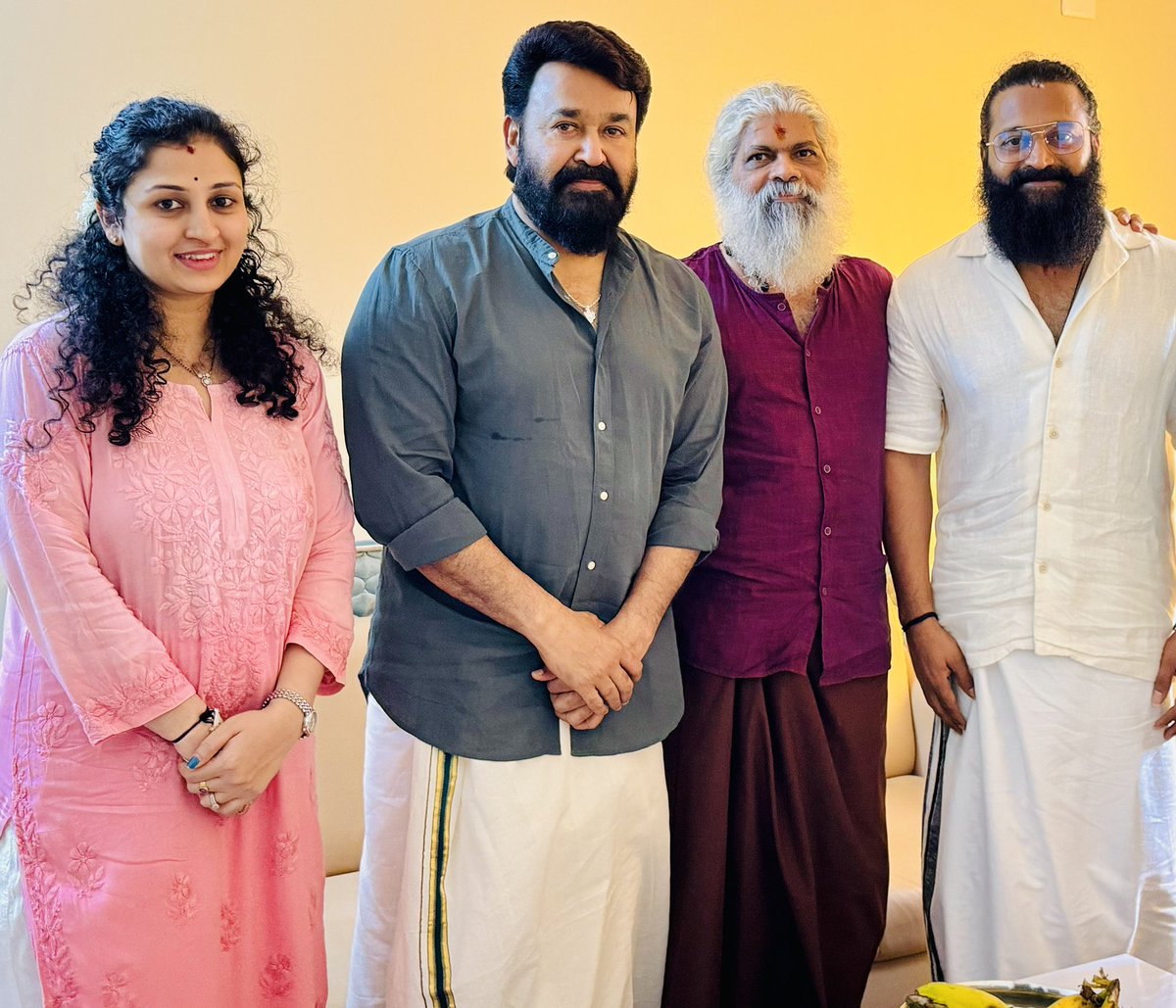 Mohan lal with Rishab Shetty and his wife ❤️.
Lovely picture 🖼️.

#Mohanlal #RishabShetty #Frame