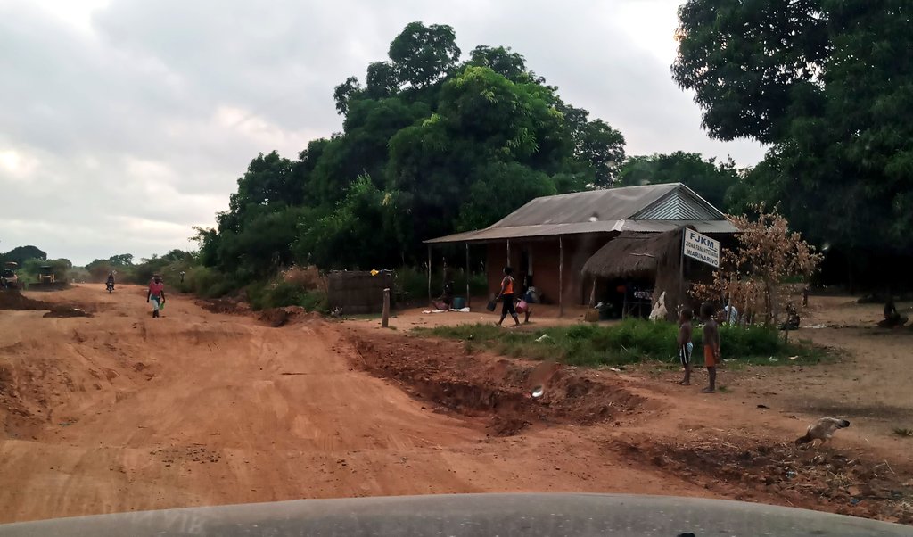 90% des routes à Madagascar n'ont pas de revêtement. Et 70% de ces routes non revêtues sont en mauvais état. Seules 10% du réseau routier sont des routes revêtues.  Pourquoi ne pas commencer par se donner un objectif de 20% de routes revêtues d'ici 2028 ? Est ce trop demander ?