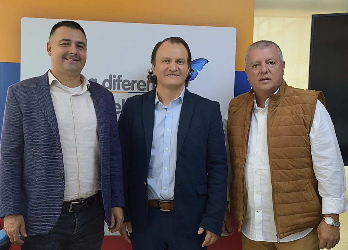 CompuParaEducar's tweet photo. #Recibimos a los alcaldes de Villamaría y #Salamina (Caldas) y Dosquebradas (Risaralda), les mostramos cómo la tecnología puede ser una aliada para el desarrollo de sus regiones, especialmente para que más niños y jóvenes desarrollen habilidades digitales. https://t.co/ADI1T8Nl7v