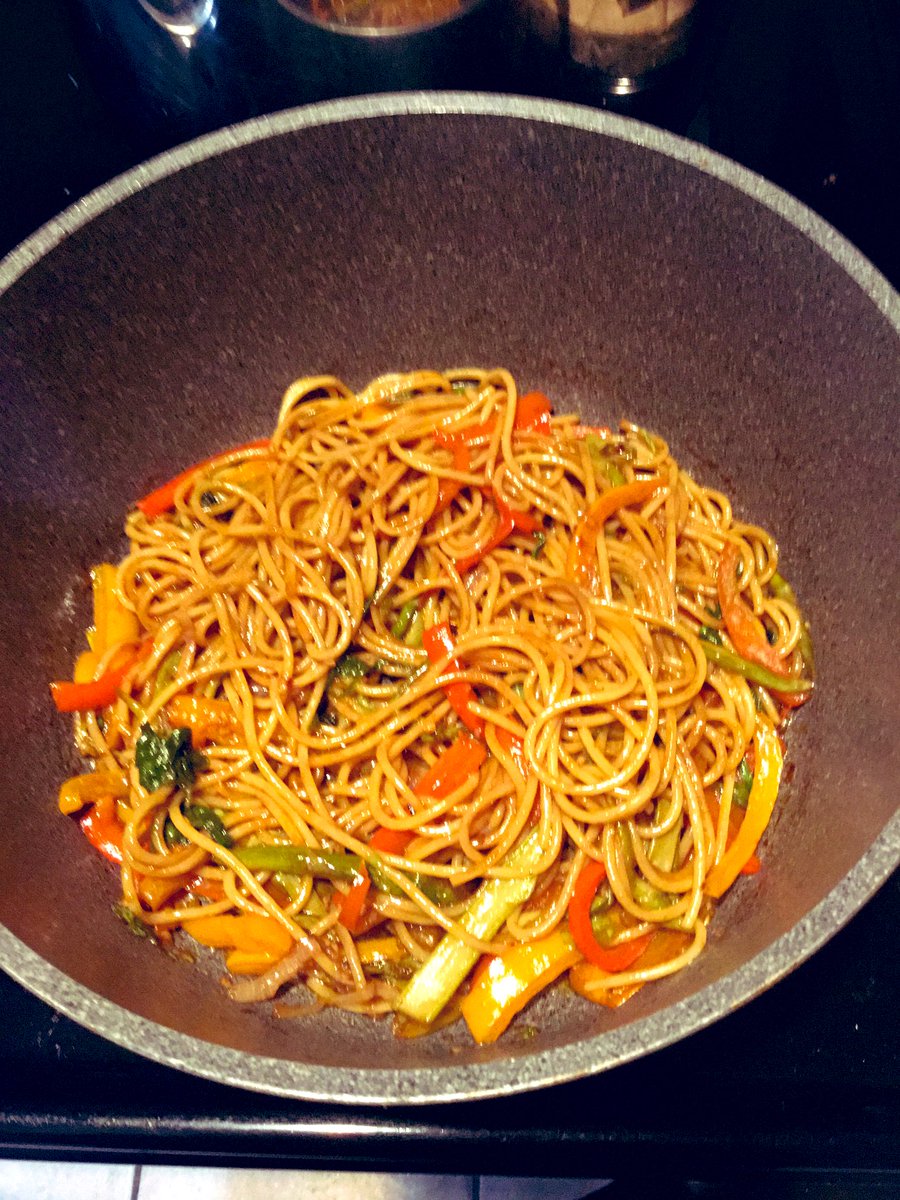 I made some “Stir Fry/ Chowmein,”today!  It was straight 🔥 it was so good! I used what I had at home it worked out fabulous! It tasted very traditional #Chinese 🫛🥬🫑🧄🧅🌶️🥕🥘🍛🍜🍲