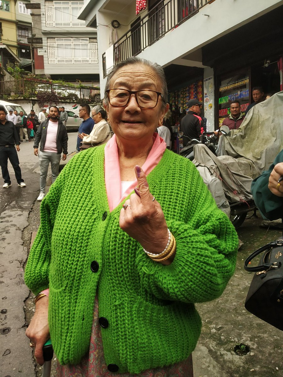 Smt P Ongmu 75 proudly showing her ink mark after casting vote at Artithang School in East Sikkim. Poll begins in #Sikkim today . #GeneralElections2024. #ChunavKaParv #DeshKaGarv #Elections2024 #WhateverItTakes #LokSabhaElection2024