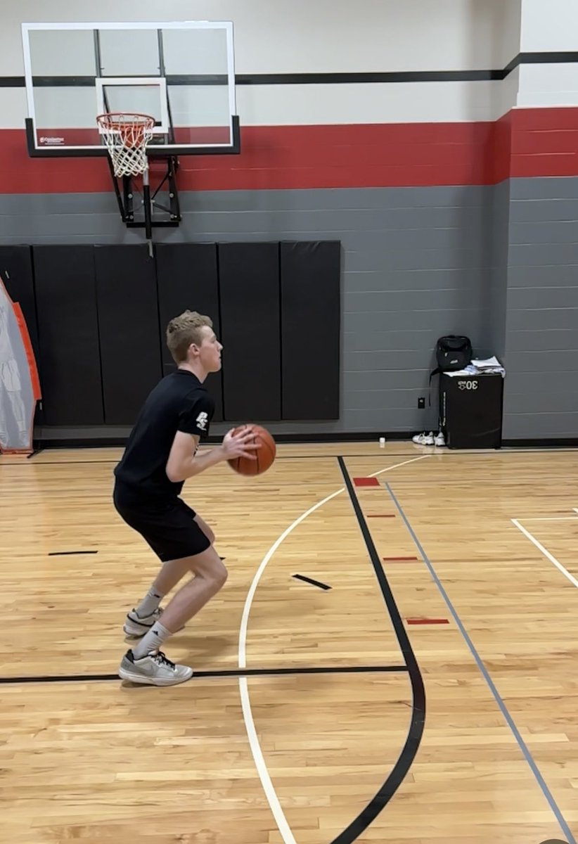 Our workout tonight wasn’t fancy. Content wont get a ton of likes, follows, or go viral. Just stacking days of quality shooting workouts. Attention to detail. Teaching + learning. Becoming a student of our shot. Then, this winter, we stack shooting percentage points #MakeShots